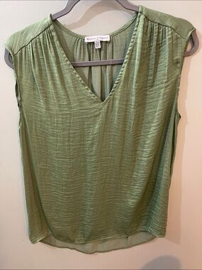Maison d’amelie xs Olive Green V-Neck Sleeveless Top